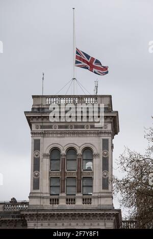 London, Großbritannien. 10. April 2021. Die Union Jack Flag fliegt auf halber Mast über dem Foreign and Commonwealth Office in Whitehall, London, als Zeichen des Respekts nach dem gestrigen Tod des Herzogs von Edinburgh. Bilddatum: Samstag, 10. April 2021. Bildnachweis sollte lauten: Matt Crossick/Empics/Alamy Live News Stockfoto