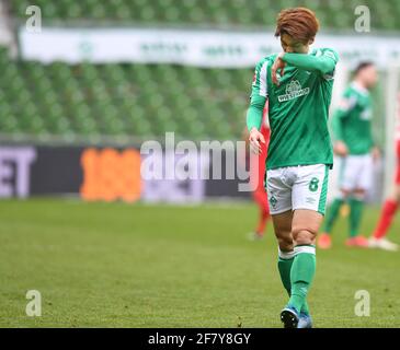 Bremen, Deutschland. April 2021. Fußball: Bundesliga, Werder Bremen - RB Leipzig, Matchday 28 im wohninvest Weserstadion. Bremens Stürmerin Yuya Osako.WICHTIGER HINWEIS: Gemäß den Anforderungen der DFL Deutsche Fußball Liga und des DFB Deutscher Fußball-Bund ist es untersagt, im Stadion und/oder des Spiels aufgenommene Fotos in Form von Sequenzbildern und/oder videoähnlichen Fotoserien zu nutzen oder zu nutzen. Quelle: Carmen Jaspersen/dpa/Alamy Live News Stockfoto