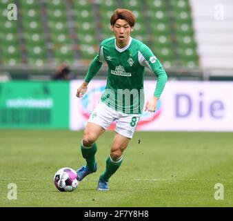 Bremen, Deutschland. April 2021. Fußball: Bundesliga, Werder Bremen - RB Leipzig, Matchday 28 im wohninvest Weserstadion. Bremens Stürmerin Yuya Osako.WICHTIGER HINWEIS: Gemäß den Anforderungen der DFL Deutsche Fußball Liga und des DFB Deutscher Fußball-Bund ist es untersagt, im Stadion und/oder des Spiels aufgenommene Fotos in Form von Sequenzbildern und/oder videoähnlichen Fotoserien zu nutzen oder zu nutzen. Quelle: Carmen Jaspersen/dpa/Alamy Live News Stockfoto