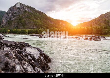 Das Ufer des Flusses Katun mit Wasser mit türkisfarbenem Ton und einem Sandstrand, felsige Küste vor dem Hintergrund der Berge mit grünen f bedeckt Stockfoto