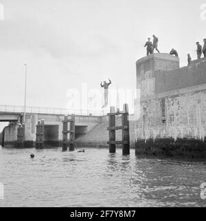 Duikers und Kikvorsmen Demonstrationen im Tauchzentrum der Royal Navy in Den Oever. Stockfoto