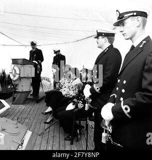 Befehlsübergabe an HR MS 'Abcoude (M 810, 1956- 1993), Leutnant Sea Second Class beide ergeben sich an Leutnant Sea Second Class Green Stockfoto