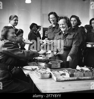 Die Soldatinnen des Frauenhilfesorps (VHK) erhalten einen warmen Snack zum Mittagessen. Stockfoto
