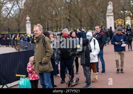 London, Großbritannien. April 2021. Menschenmengen versammeln sich vor dem Buckingham Palace, um Blumengebete zu legen nach dem Tod von Prinz Philip, Herzog von Edinburgh, warteten zahlreiche Menschen darauf, Blumen zu überreichen.Quelle: Ian Davidson/Alamy Live News Stockfoto