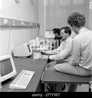 Innenansicht des Kalkulationszentrums des Kim (Royal Institute for the Marine) im Dezember 1989. Stockfoto