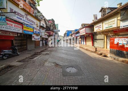 Geschlossene Geschäfte im Kalbadavi Market Mumbai während einer Sperre Mumbai - Indien 04 10 2021 Stockfoto