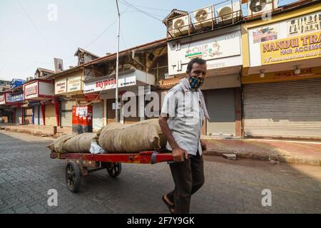 Geschlossene Geschäfte im Kalbadavi Market Mumbai während einer Sperre Mumbai - Indien 04 10 2021 Stockfoto