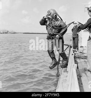 Duikers und Kikvorsmen Demonstrationen im Tauchzentrum der Royal Navy in Den Oever. Stockfoto