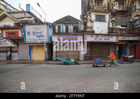 Geschlossene Geschäfte im Kalbadavi Market Mumbai während einer Sperre Mumbai - Indien 04 10 2021 Stockfoto