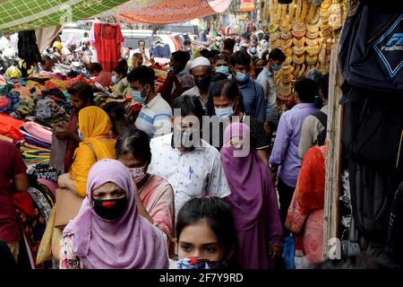 DHAKA, BANGLADESCH - 10. APRIL: Menschen versammeln sich in Dhaka Neuer Markt zum Einkaufen, da sie am 10. April 2021 in Dhaka, Bangladesch, keine soziale Distanz aufrechterhalten. Kredit: Alamy/Alamy Live Nachrichten Stockfoto