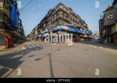 Geschlossene Geschäfte im Kalbadavi Market Mumbai während einer Sperre Mumbai - Indien 04 10 2021 Stockfoto