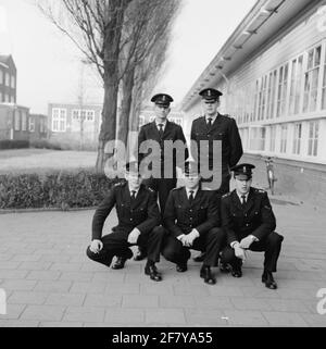 Klassenfoto auf dem Gelände der Marine Barracks Amsterdam (MKAD) bei den technischen Kursen der Royal Netherlands Marine (Tokm). Eine Klasse mit ein paar Marines (Marns). Stockfoto