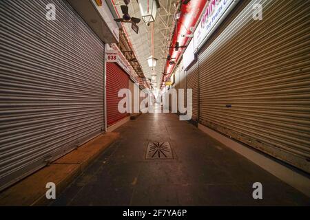 Geschlossene Geschäfte im Kalbadavi Market Mumbai während einer Sperre Mumbai - Indien 04 10 2021 Stockfoto