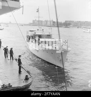 Fotoment des Staatsbesuchs des dänischen Königspaares, König Frederik IX. Und Königin Ingrid, in den Niederlanden. Ankunft der holländischen königlichen Jagd 'Piet Hein' bei HR. Frau Karel Doorman (1948-1968). Prinz Bernhard ist auf der Suche. Ist Teil der Objektserie AVDKM 540154 bis 540167. Stockfoto