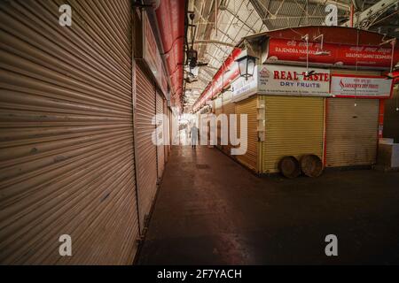 Geschlossene Geschäfte im Kalbadavi Market Mumbai während einer Sperre Mumbai - Indien 04 10 2021 Stockfoto