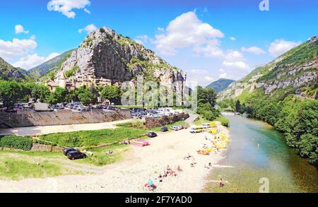 Kiesstrand im Dorf La Malène in den Gorges du Tarn. Stockfoto