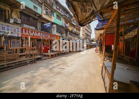 Geschlossene Geschäfte im Kalbadavi Market Mumbai während einer Sperre Mumbai - Indien 04 10 2021 Stockfoto