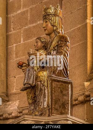 Jungfrau und Kind in Santa María la Real de Irache. Ein Benediktiner-Kloster aus dem achten Jahrhundert, Navarra, Spanien, 17. Oktober 2009 Stockfoto