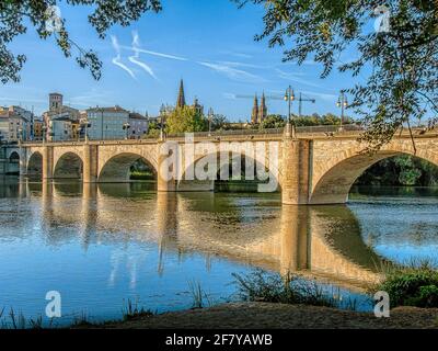 Puente de Piedra über Rio Ebro in der Nachmittagssonne, Logrono, Spanien, 21. Juli 2010 Stockfoto