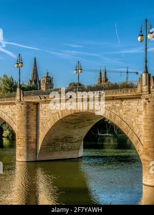 Puente de Piedra ist eine Brücke über den Rio Ebro auf dem Weg nach Santiago de Compostela, Logrono, Spanien, 18. Oktober 2009 Stockfoto