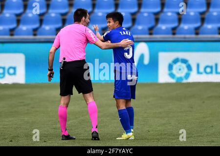 GETAFE, SPANIEN - APRIL 10: Schiedsrichter Ricardo De Burgos Bengoetxea und Takefusa Kubo von Getafe CF reagieren während des La Liga Santander-Spiels zwischen Getafe Stockfoto