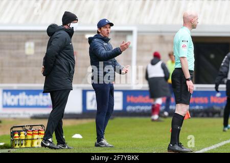 NORTHAMPTON, GROSSBRITANNIEN. 10. APRIL: Bristol Rovers-Manager Joey Barton während der zweiten Hälfte des Spiels der Sky Bet League 1 zwischen Northampton Town und Bristol Rovers im PTS Academy Stadium, Northampton ON . (Kredit: John Cripps, Mi News) Kredit: MI Nachrichten & Sport /Alamy Live Nachrichten Stockfoto