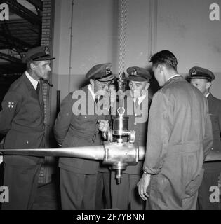 Als Generalinspekteur der Royal Netherlands Air Force besuchte ZKH Prinz Bernhard den Fliegerstützpunkt Gilze-Rijen. Er wurde von Colonel-Vlieger H.F.C. begleitet Holtz, Chef des Generalinspektors der Royal Air Force, Oberstleutnant J. de Waal und Major F.G.B. Droste, beide dieser Staf.zkh kamen per königlichem Dakota an, kontrolliert von ihm selbst (zweiter Pilot lt. Klaassen) auf Gilze-Rijen, wo er vom Oberstleutnant-Vlieger-Beobachter J.H.H. begrüßt wurde Lentz, der als einfacher Kommandant fungiert. Danach wurden die Suchaufträge an die Grundschule, die EVO, die VVO und die VIO gebracht Stockfoto