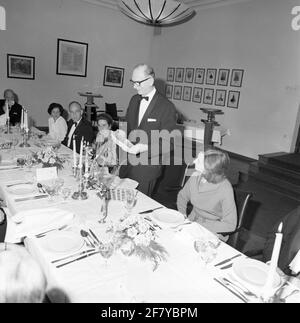 Abschiedsabendessen des Kommandeurs der Landstreitkräfte Generalleutnant G. IJsselstein, Prinzessin Julianakanne, Den Haag. Der General mit dem Geschenk hat die Wandtafel erhalten. Stockfoto