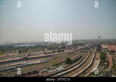 Ein Blick über den Himmel auf die Stadt Chhatrapati Shivaji Maharaj Terminus Mumbai während der Lockdown. Leere Straßen und Straßen, während Mumbai unter COVID 19 abgeriegelt war Stockfoto