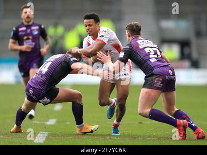 St Helens' Regan Grace (Mitte) wird von Brad Dwyer von Leeds Rhinos (links) und Jack Broadbent während des Betfred Challenge Cup-Spiels im total Wicked Stadium, St. Helens, angegangen. Bilddatum: Samstag, 10. April 2021. Stockfoto