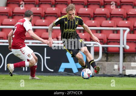 NORTHAMPTON, GROSSBRITANNIEN. 10. APRIL : Bristol Rovers Luke McCormick wird in der zweiten Hälfte des Spiels der Sky Bet League 1 zwischen Northampton Town und Bristol Rovers im PTS Academy Stadium, Northampton ON, von Michael Harriman aus Northampton Town herausgefordert. (Kredit: John Cripps, Mi News) Kredit: MI Nachrichten & Sport /Alamy Live Nachrichten Stockfoto