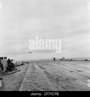 Ein Grumman TBM-3S2 Avenger Submarine Boot Plane (1954-1961) des Marine Aviation Service (MLD) schafft die Landung auf dem Flugdeck des Fluglagers HR Karel Doorman (R 81, ex-ehrwürdiger), 1958. Stockfoto