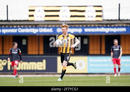 Liam O'Neil von Cambridge United sammelt den Ball, nachdem er im zweiten Spiel der Sky Bet League im Abbey Stadium, Cambridge, das erste Tor seiner Seite erzielt hat. Bilddatum: Samstag, 10. April 2021. Stockfoto