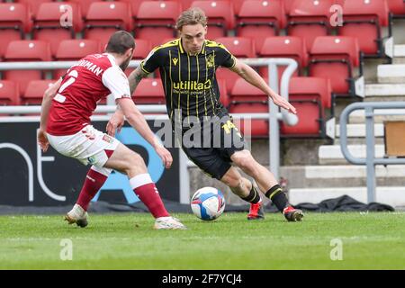 NORTHAMPTON, GROSSBRITANNIEN. 10. APRIL : Bristol Rovers Luke McCormick wird in der zweiten Hälfte des Spiels der Sky Bet League 1 zwischen Northampton Town und Bristol Rovers im PTS Academy Stadium, Northampton ON, von Michael Harriman aus Northampton Town herausgefordert. (Kredit: John Cripps, Mi News) Kredit: MI Nachrichten & Sport /Alamy Live Nachrichten Stockfoto