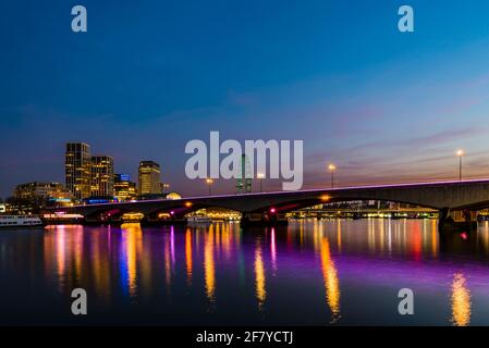 Blick auf die frühen Abendlichter auf der Waterloo Bridge über der Themse, London, Großbritannien Stockfoto