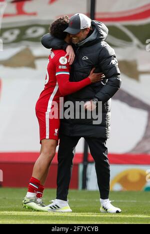 Liverpool, England, 10. April 2021. Jurgen Klopp-Manager von Liverpool umarmt den Torschützenkönig Trent Alexander-Arnold von Liverpool während des Spiels der Premier League in Anfield, Liverpool. Bildnachweis sollte lauten: Darren Staples / Sportimage Credit: Sportimage/Alamy Live News Stockfoto