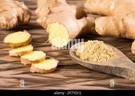 Ingwerwurzel und Ingwerpulver - Zingiber officinale Stockfoto
