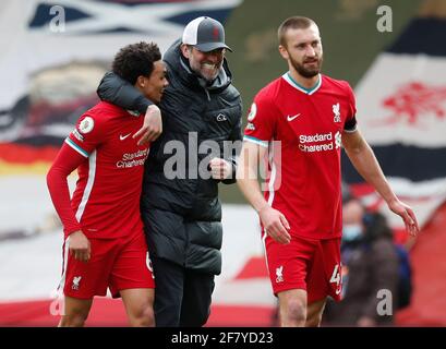 Liverpool, England, 10. April 2021. Jurgen Klopp-Manager von Liverpool umarmt den Torschützenkönig Trent Alexander-Arnold von Liverpool während des Spiels der Premier League in Anfield, Liverpool. Bildnachweis sollte lauten: Darren Staples / Sportimage Credit: Sportimage/Alamy Live News Stockfoto