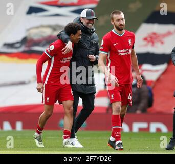 Liverpool, England, 10. April 2021. Jurgen Klopp-Manager von Liverpool umarmt den Torschützenkönig Trent Alexander-Arnold von Liverpool während des Spiels der Premier League in Anfield, Liverpool. Bildnachweis sollte lauten: Darren Staples / Sportimage Credit: Sportimage/Alamy Live News Stockfoto
