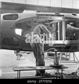 Montagehalle für Flugzeuge und Flugzeugteile im Flugzeugwerk Aviolaland um 1950. Verschiedene Flugzeuge für den Marine Air Shipping Service (MLD) und die Royal Air Force (KLU) (Co-Part) wurden von Aviolanda gebaut. Stockfoto