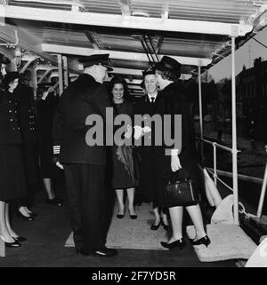 Prinzessin Beatrix bringt einen einführenden Besuch in verschiedenen Teilen der Royal Navy mit. Auf Hr.Ms. Skorpion, das Beherbergungsschiff der Marinefrauenabteilung (Marva) Den Helder, lernt eine Captain-Ter Sea (KTZ) kennen, während Officer-Marva der 2e Klasse älteste Kategorie (Omarva 2oC) [omva 2oC] M.M. Witsenburg, der Divisionsleiter der Marva-Abteilung Den Helder, wacht. Stockfoto