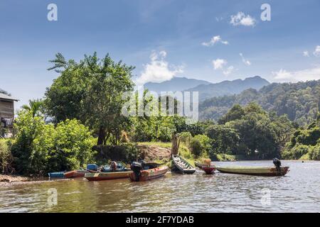 Boote im Dorf am Melinau River, Gunung Mulu Nationalpark, Malaysia Stockfoto