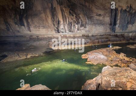 Tourist führte Gruppe schwimmen den Fluss hinunter in Clearwater Cave, Mulu, Malaysia Stockfoto