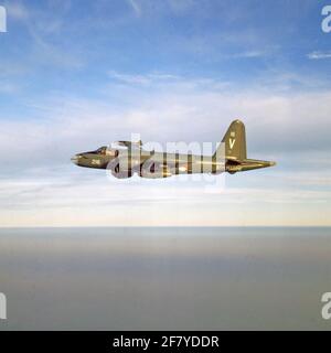 Eine Lockheed P2V-7B, P-2H und SP-2H Neptune Maritime Patrol Flop (1961-1982) über Meer. Stockfoto