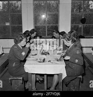 Mitarbeiter der VHK, Frauen-Hilfskorps, zum Brotmahl. Stockfoto