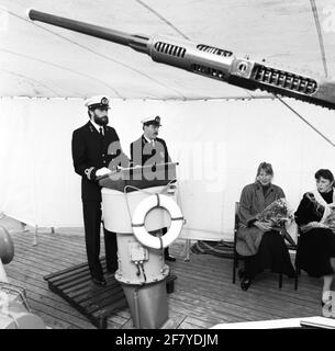 Befehlsübergabe an HR MS 'Abcoude (M 810, 1956- 1993), Leutnant Sea Second Division, beide ergeben sich an Leutnant Sea Second Class Green. Stockfoto