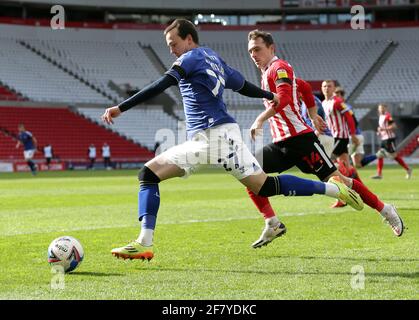 Charlton Athletic's Liam Millar (links) und Josh Scowen von Sunderland kämpfen während des Sky Bet League One-Spiels im Stadium of Light, Sunderland, um den Ball. Bilddatum: Samstag, 10. April 2021. Stockfoto