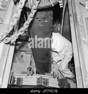 Foto während der Renovierung des Kreuzers HR.Ms. Die sieben Provinzen (1954-1975) an der Rotterdamsche Drydok Maatschappij (RDM) auf der Heijplaat in Rotterdam. Mit dieser Renovierung wird das Terrier-Führungs-Waffensystem aufgebaut. Stockfoto