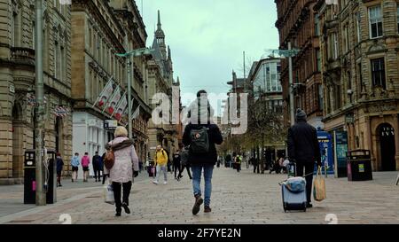 Glasgow, Schottland, Großbritannien 10. April 2021 Lockdown am Samstag gab es viele Käufer, da das bessere Wetter die Besucherfrequenz im Stadtzentrum erhöhte, da Bewegung zur Norm im covid Leben geworden ist. Die Stilmeile Schottlands, Buchanan Street, war sehr voll. Quelle: Gerard Ferry/Alamy Live News Stockfoto