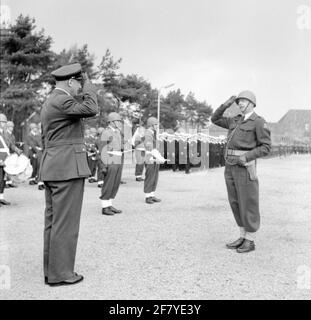 Command Transfer Air Force Electronic and Technical School (Lets). Dutenant-Colonel-Vlierger J.H. Coppens übergibt das lettische Kommando an Oberstleutnant H.H. Peeters, wo das Vollpersonal der Lets sowie die Abteilung Koninklijke Marine unter dem Kommando des Paradekommandanten, Major R. W., standen Van der Molen (KLU). Stockfoto